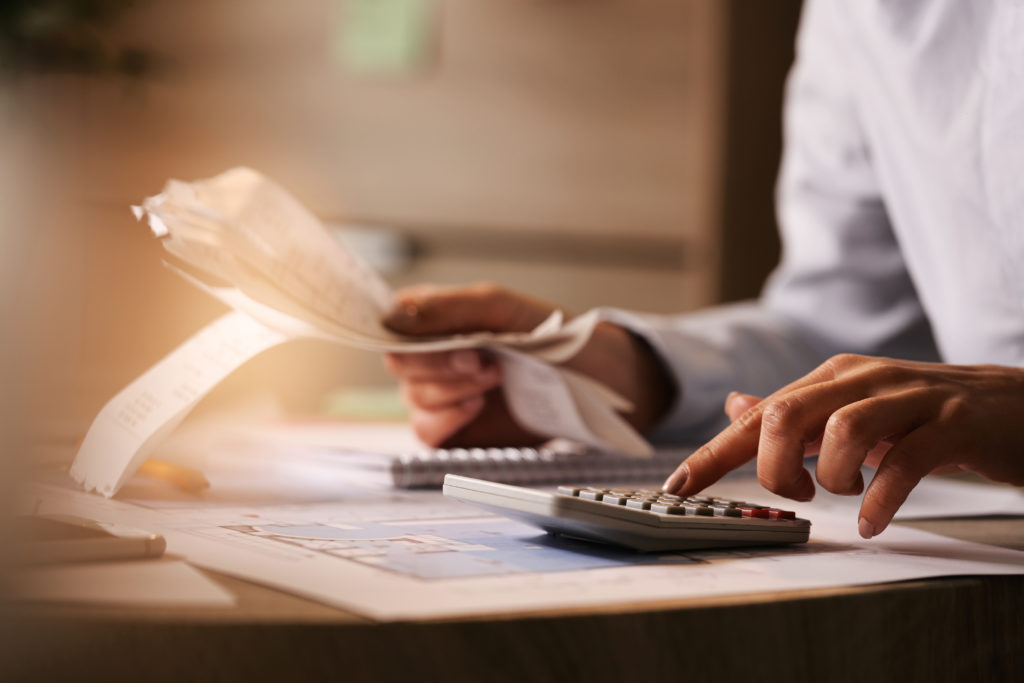 salaire journalier de référence Close up of business accountant using calculator while working i