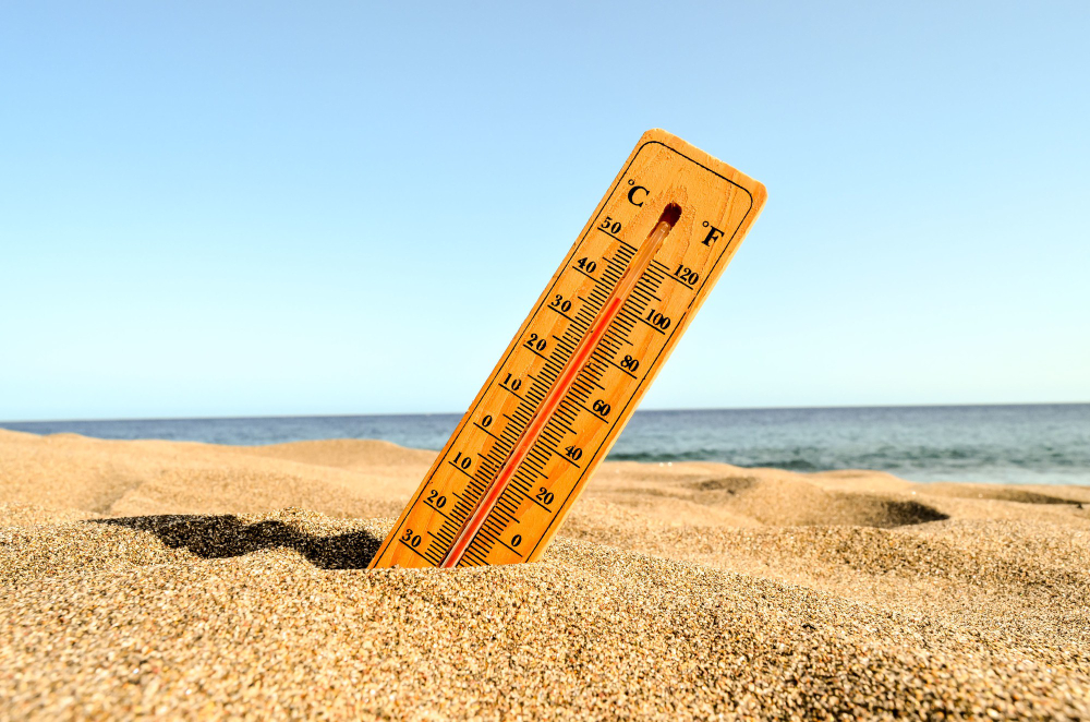 thémomètre dans le sable d'une plage - Obligations employeurs fortes chaleurs